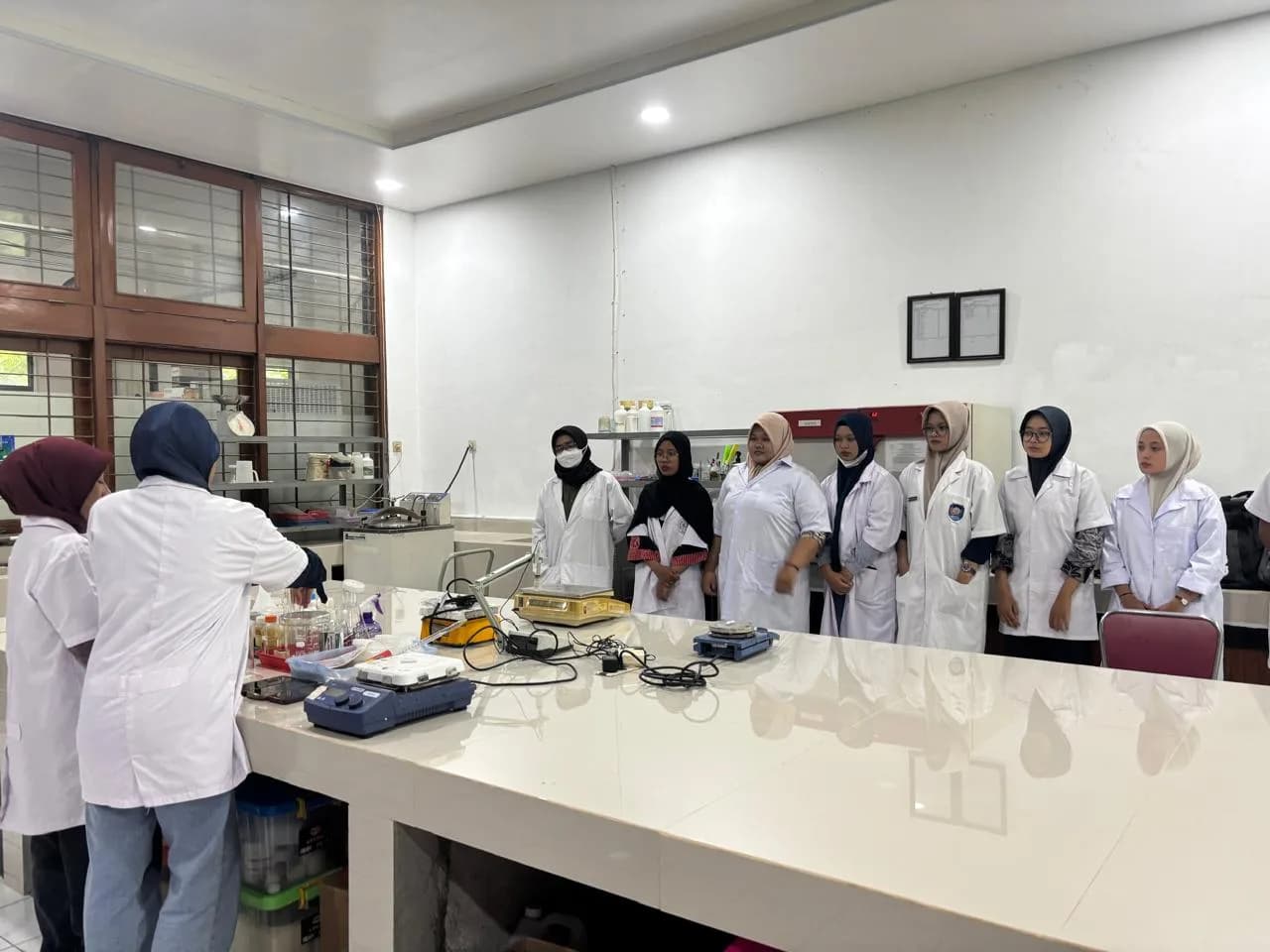 Mahasiswa Agroteknologi UNIBA Melaksanakan Praktikum Kultur Jaringan di Laboratorium UNS
