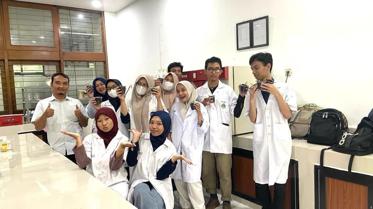 Mahasiswa Agroteknologi UNIBA Melaksanakan Praktikum Kultur Jaringan di Laboratorium UNS