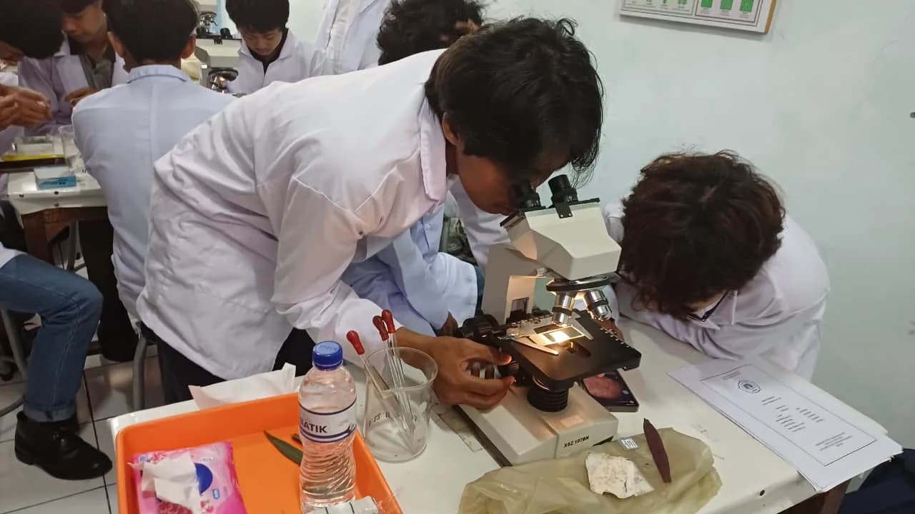 Bedah Struktur Tanaman hingga Sel Jamur: Mahasiswa Agroteknologi dan Agribisnis Perdalam Dasar Ilmu Hayati