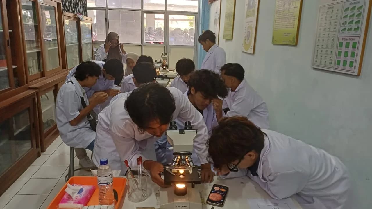 Bedah Struktur Tanaman hingga Sel Jamur: Mahasiswa Agroteknologi dan Agribisnis Perdalam Dasar Ilmu Hayati
