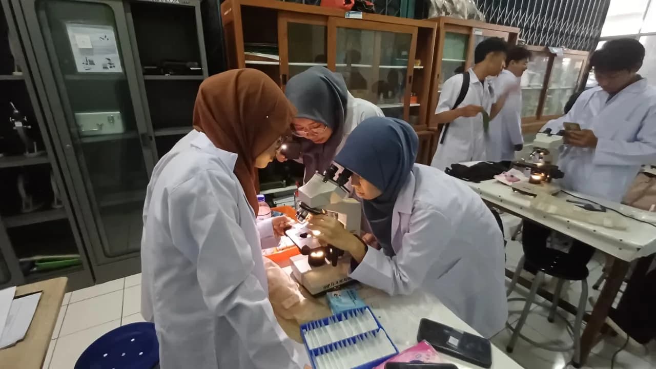 Bedah Struktur Tanaman hingga Sel Jamur: Mahasiswa Agroteknologi dan Agribisnis Perdalam Dasar Ilmu Hayati